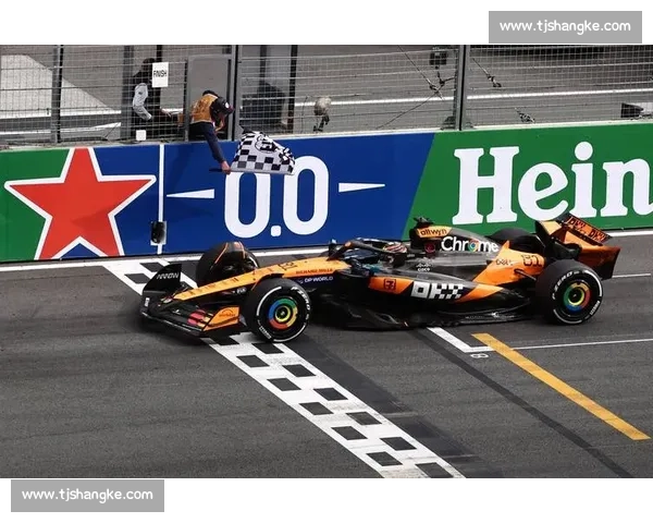 最后一圈三雄激斗!皮亚斯特里、维斯塔潘、拉塞尔轮番刷紫,红牛逆转夺冠